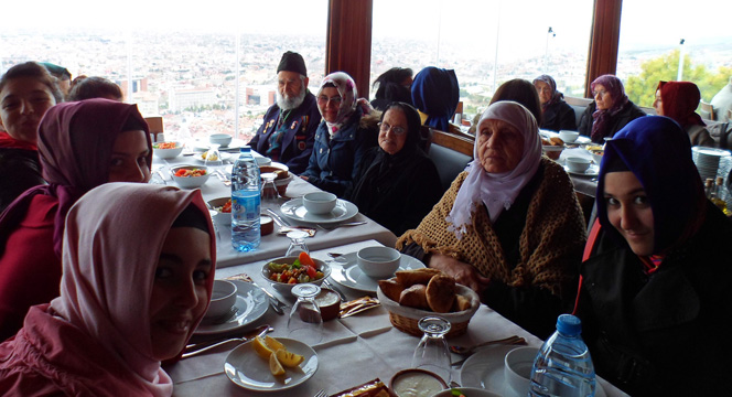 Liseli Gençler Yaşlılarla Buluştu
