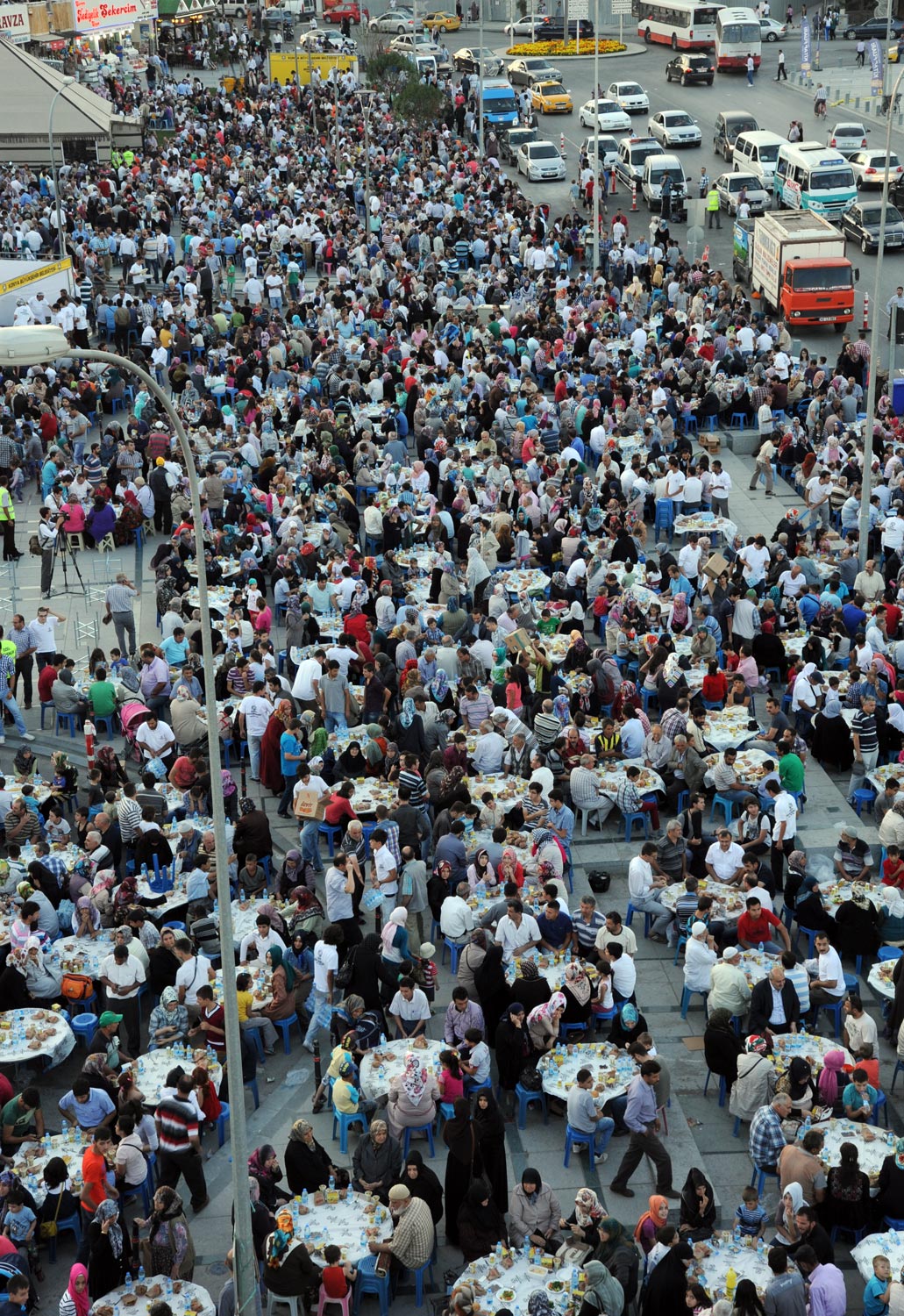 Mahalle İftarları'nda 250 Bin Kişiyle Buluştuk
