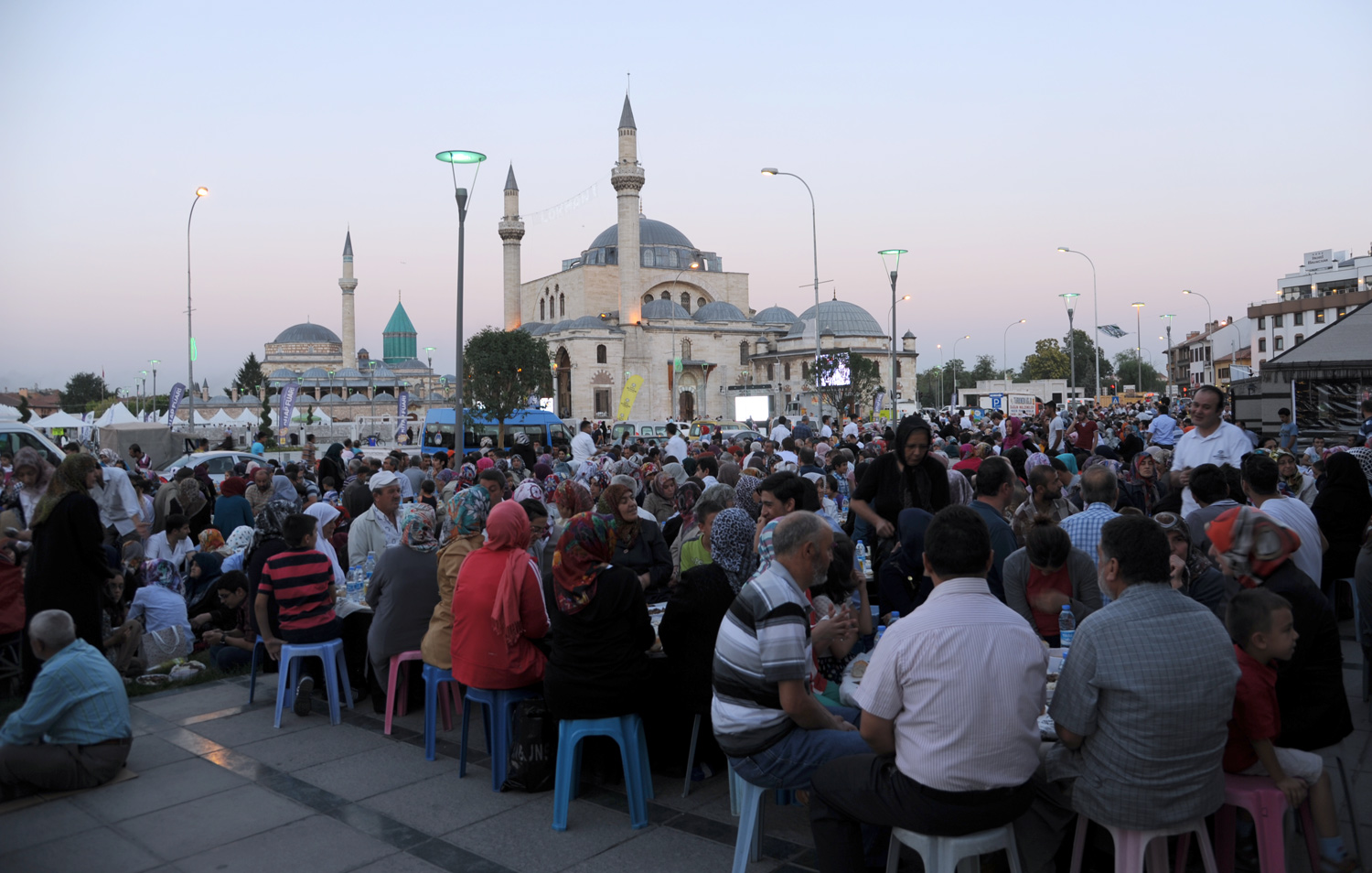 Mahalle İftarları'nda 250 Bin Kişiyle Buluştuk