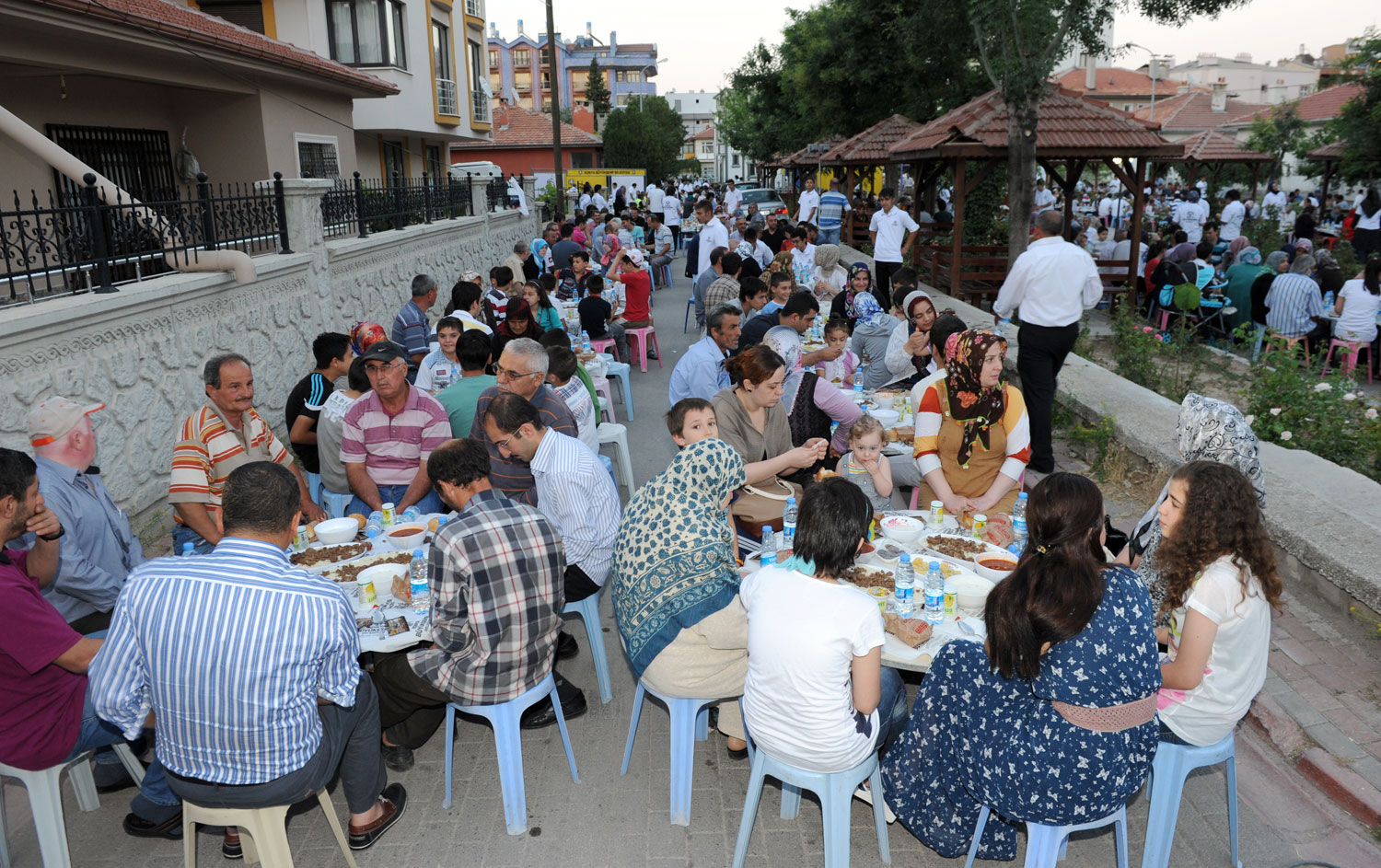 Büyükşehir'in Geleneksel Mahalle İftarları Başladı
