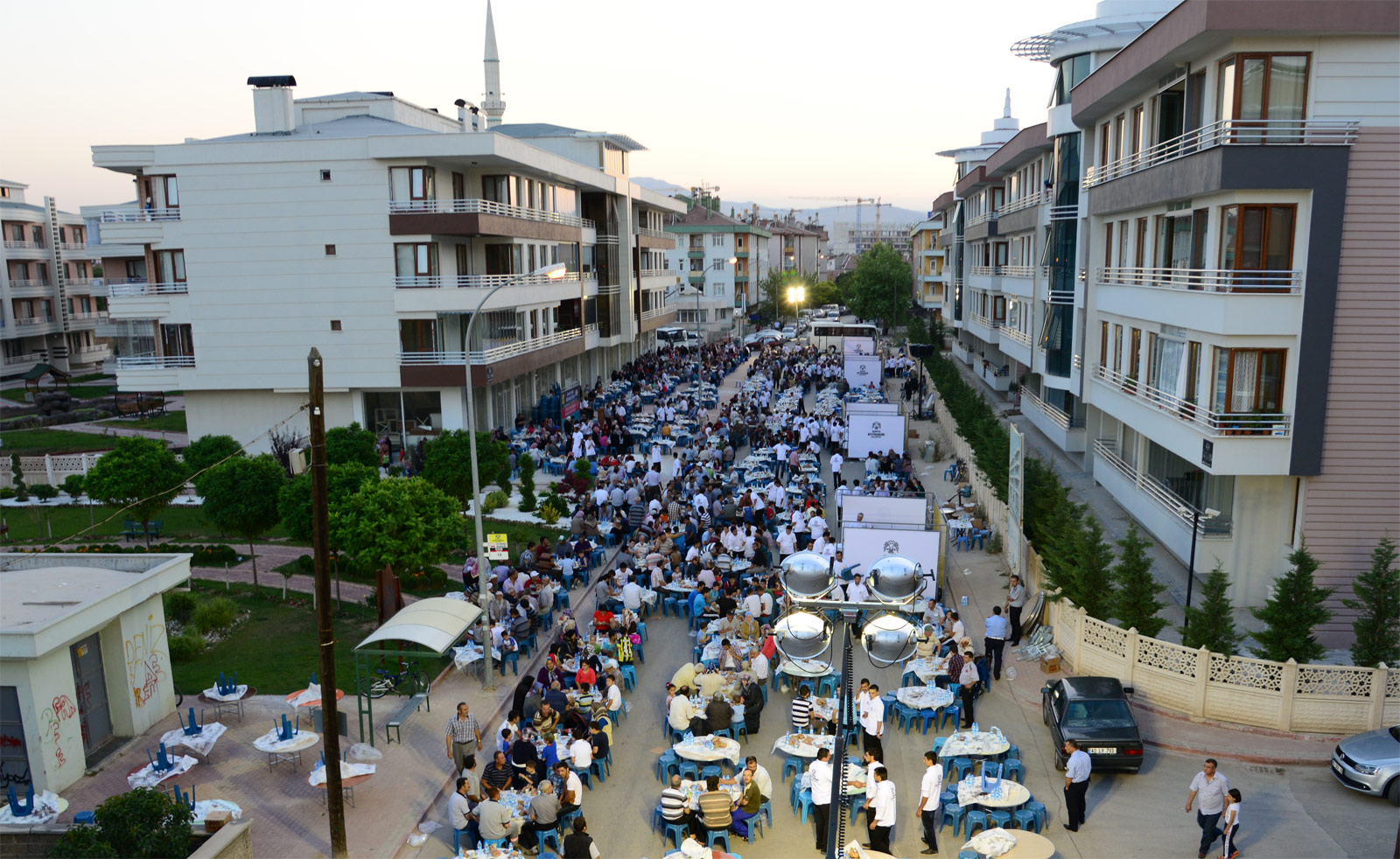Büyükşehir'in Geleneksel Mahalle İftarları Başladı