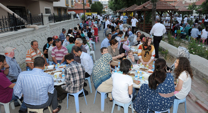 Büyükşehir'in Geleneksel Mahalle İftarları Başladı
