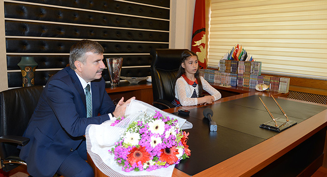 Başkan Akyürek Koltuğunu Aleyna Yılmaz'a Devretti