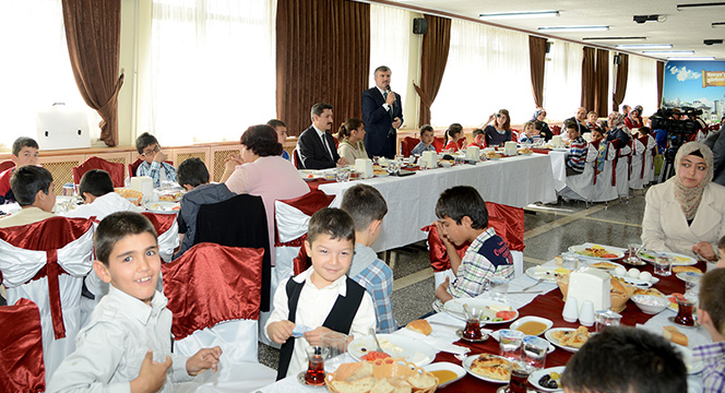 Başkan Akyürek Koltuğunu Aleyna Yılmaz'a Devretti