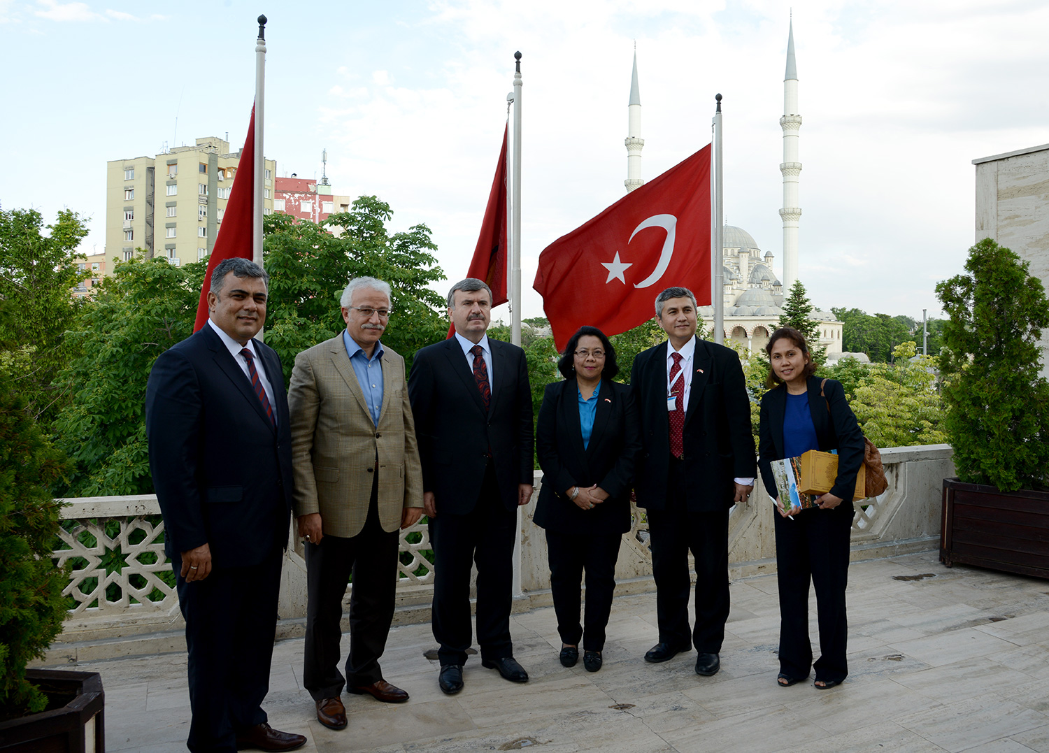 Mesafeler Uzak Da Olsa Gönüller Yakın