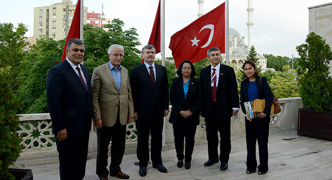 Mesafeler Uzak Da Olsa Gönüller Yakın