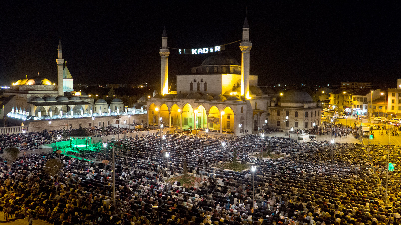 Kadir Gecesi'nde On Binlerce Kişi Mevlana Meydanı'nda Buluştu