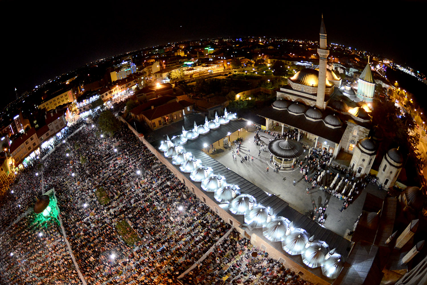 Kadir Gecesi'nde On Binlerce Kişi Mevlana Meydanı'nda Buluştu