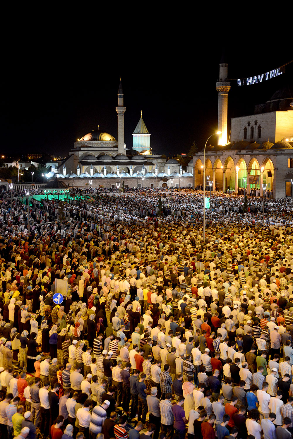 Kadir Gecesi'nde On Binlerce Kişi Mevlana Meydanı'nda Buluştu