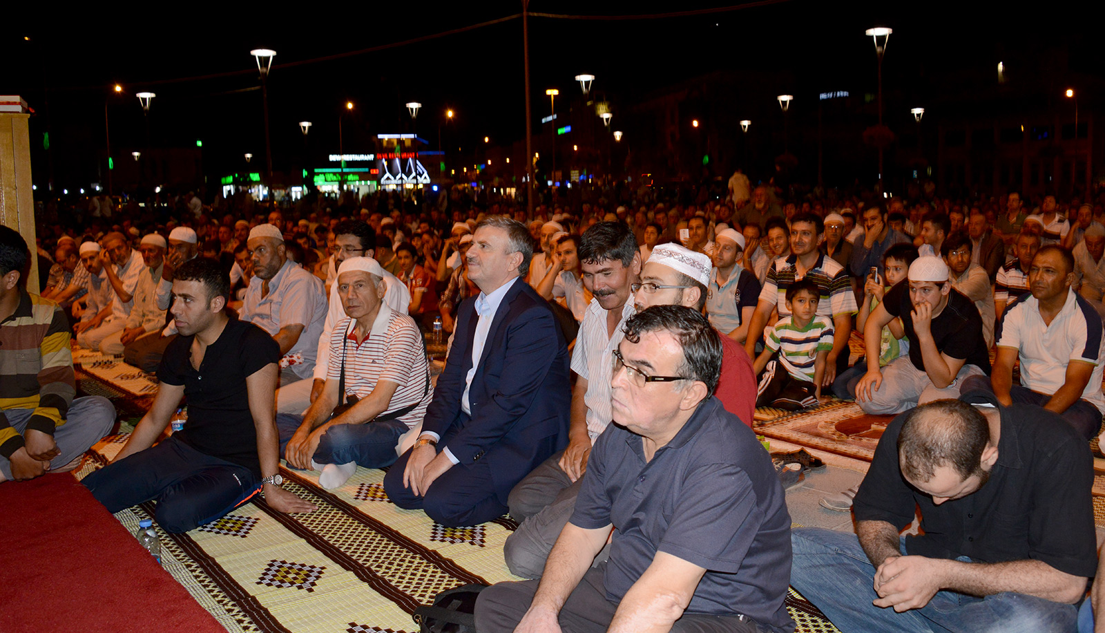 Kadir Gecesi'nde On Binlerce Kişi Mevlana Meydanı'nda Buluştu