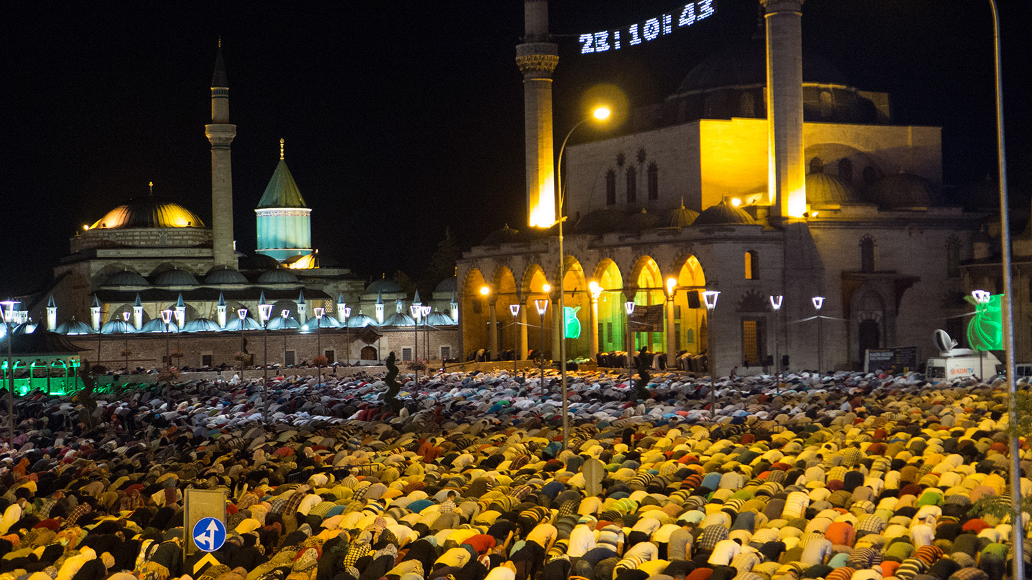 Kadir Gecesi'nde On Binlerce Kişi Mevlana Meydanı'nda Buluştu