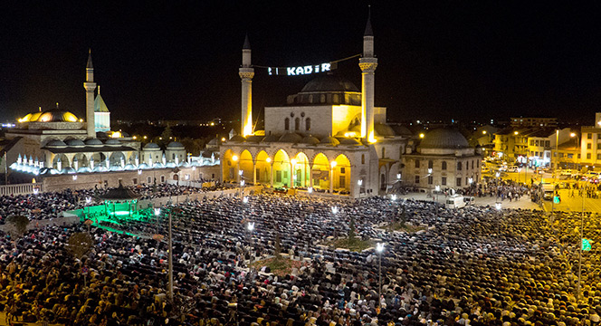 Kadir Gecesi'nde On Binlerce Kişi Mevlana Meydanı'nda Buluştu