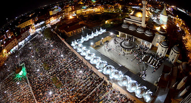 Kadir Gecesi'nde On Binlerce Kişi Mevlana Meydanı'nda Buluştu