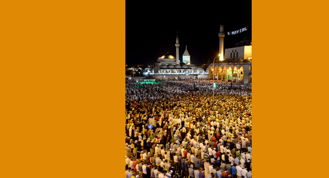Kadir Gecesi'nde On Binlerce Kişi Mevlana Meydanı'nda Buluştu