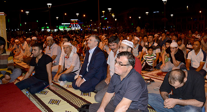 Kadir Gecesi'nde On Binlerce Kişi Mevlana Meydanı'nda Buluştu