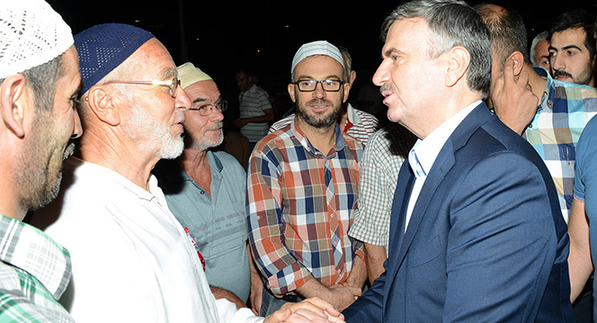 Kadir Gecesi'nde On Binlerce Kişi Mevlana Meydanı'nda Buluştu