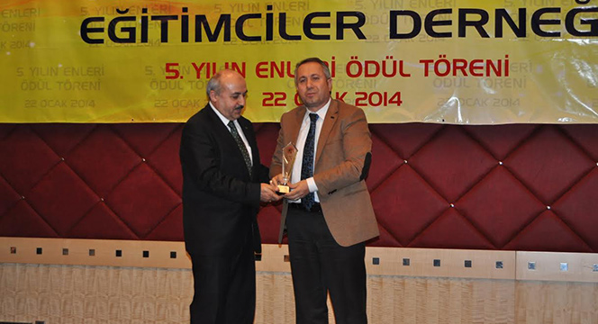 Başkan Akyürek'e Eğitim Ödülü