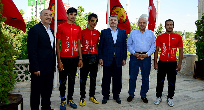 İranlı Bisikletçiler Başkan Akyürek'i Ziyaret Etti
