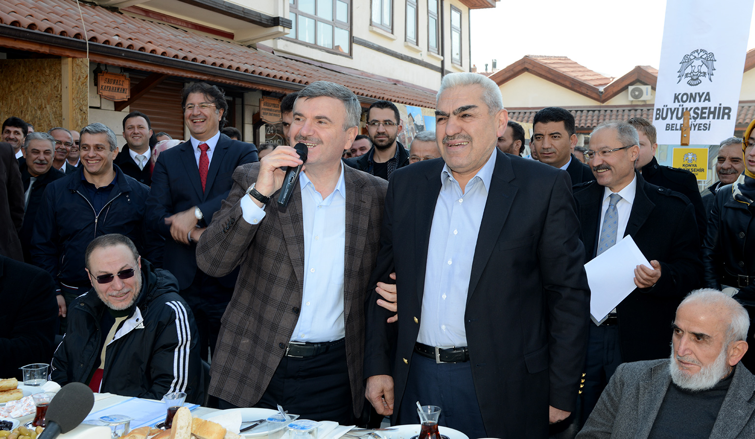 Tarihe Vefa Sevgiyle Olur