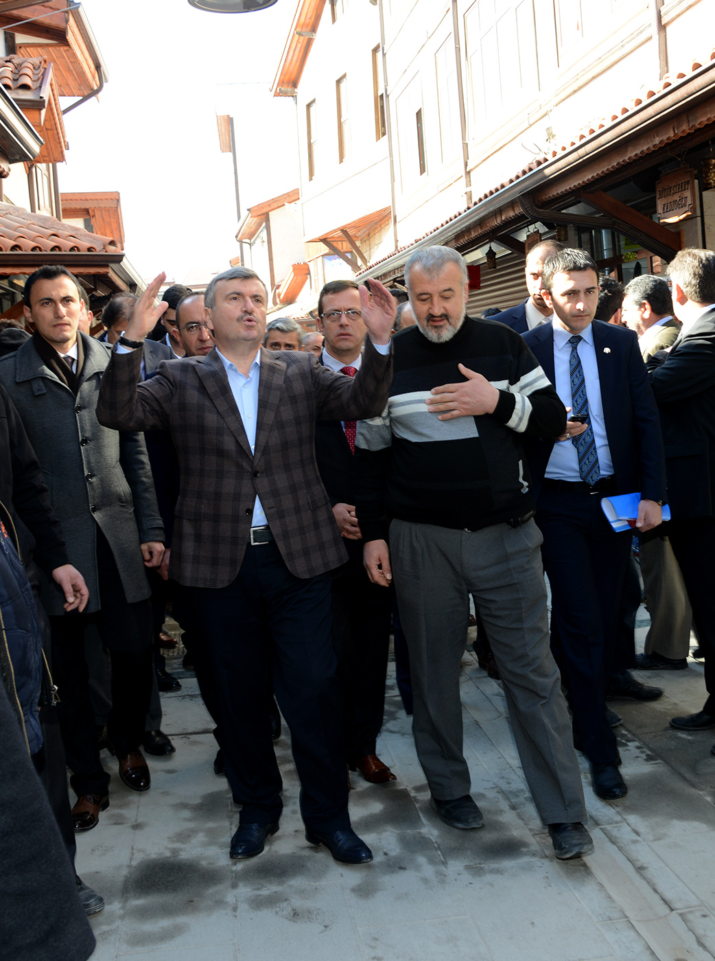 Tarihe Vefa Sevgiyle Olur