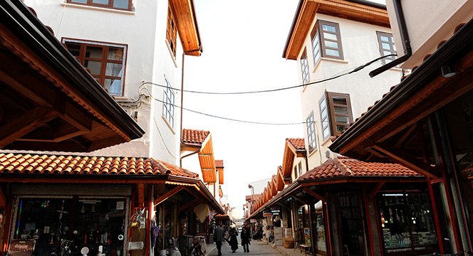 Tarihe Vefa Sevgiyle Olur