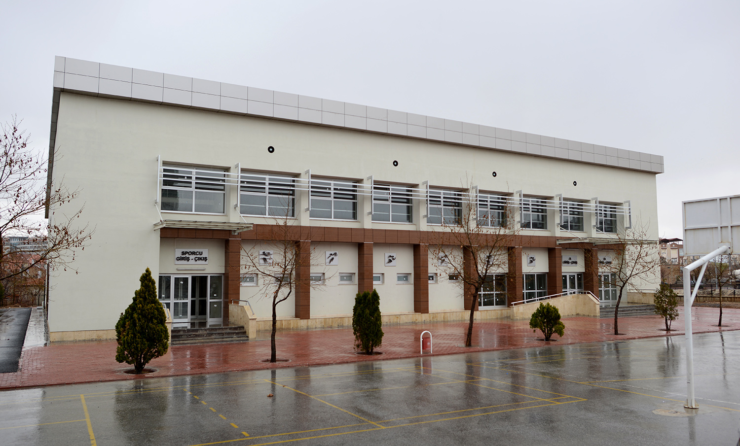 10 Okula Spor Salonu Yapıldı