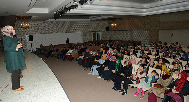 Kadem'den 'Sevgide Cömertlik' Semineri