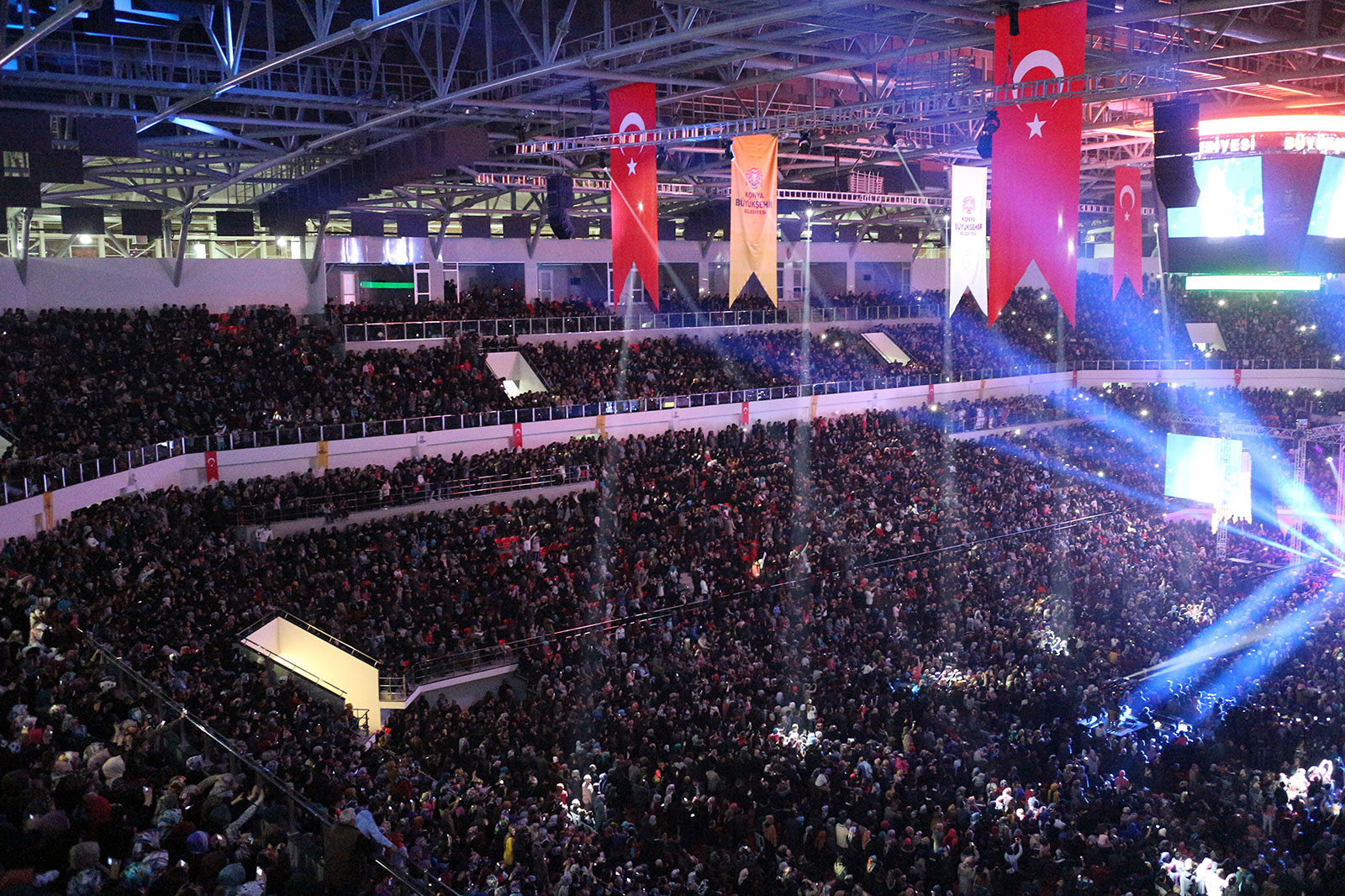 15 Bin Kişi Büyük Bir Coşkuyla Kutlu Doğum'u Kutladı