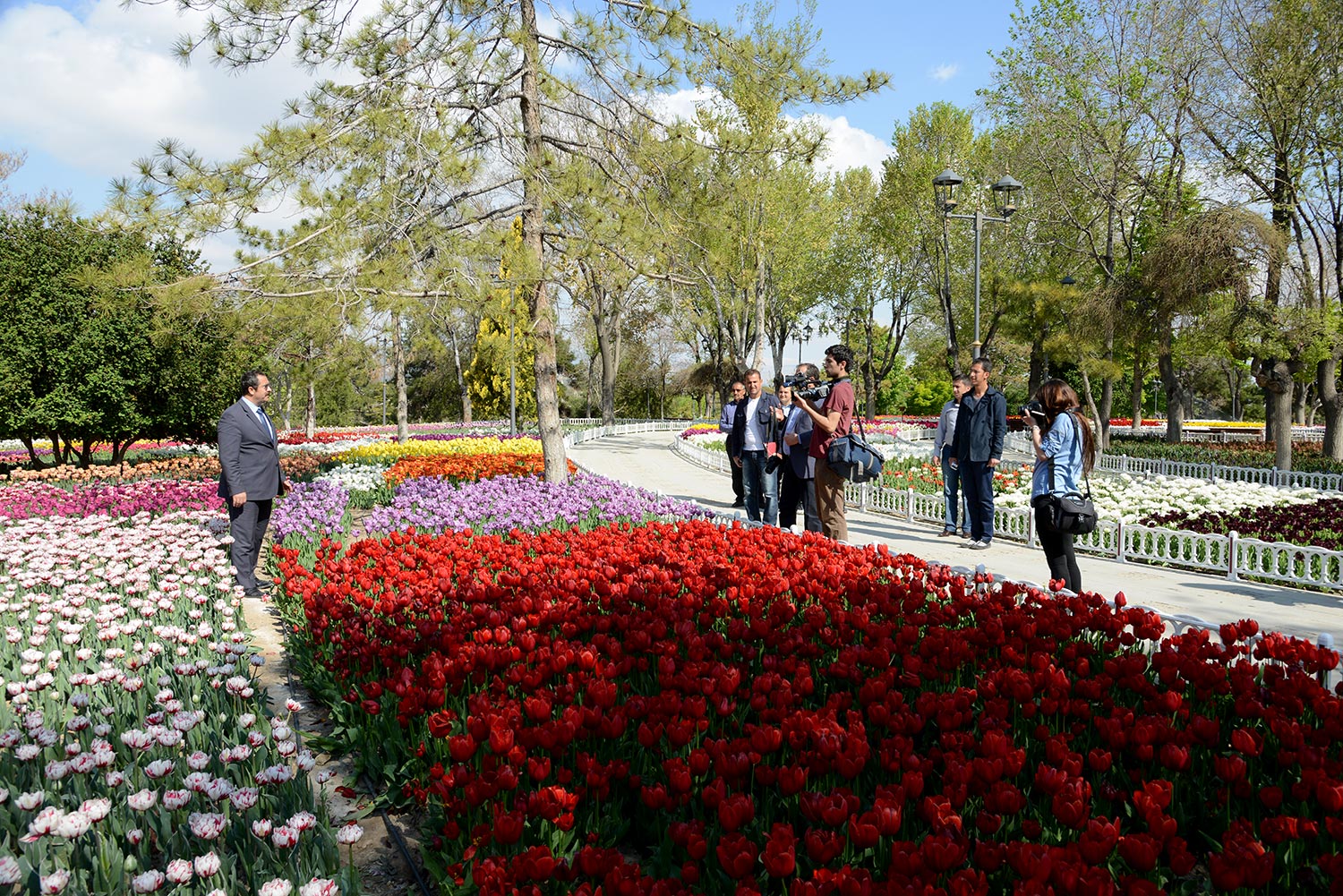 Konyalılar Alaeddin Tepesi'ndeki Lale Bahçesine Akın Etti