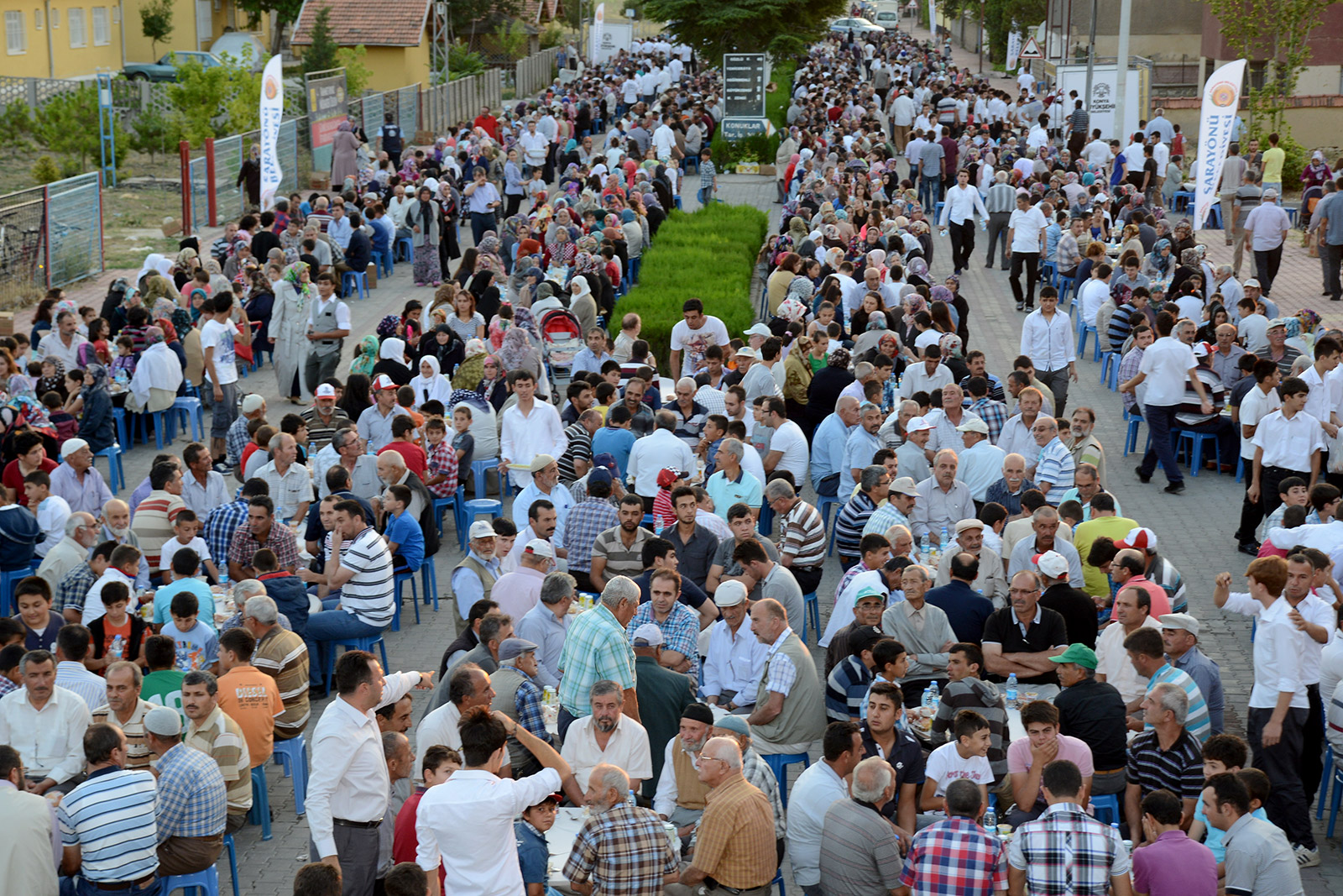 Kadınhanı ve Sarayönü'nde Binlerce Kişi İftarda Buluştu