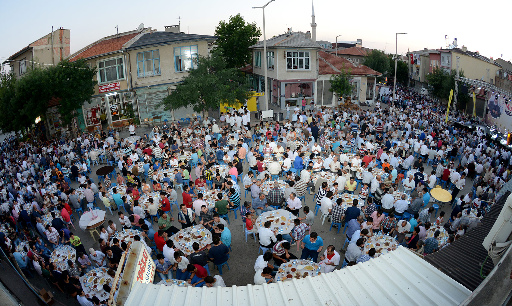 Kadınhanı ve Sarayönü'nde Binlerce Kişi İftarda Buluştu