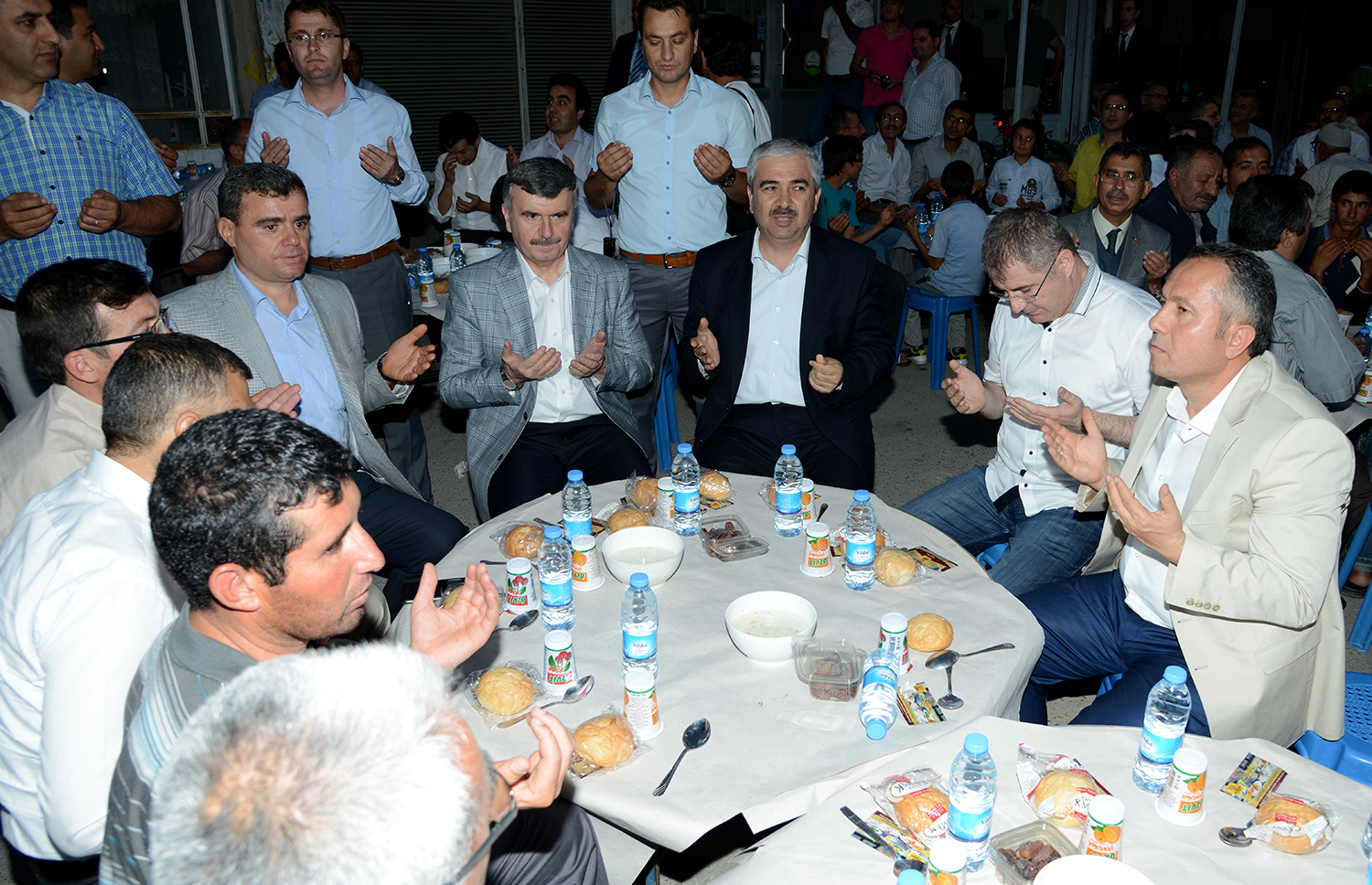 Kadınhanı ve Sarayönü'nde Binlerce Kişi İftarda Buluştu