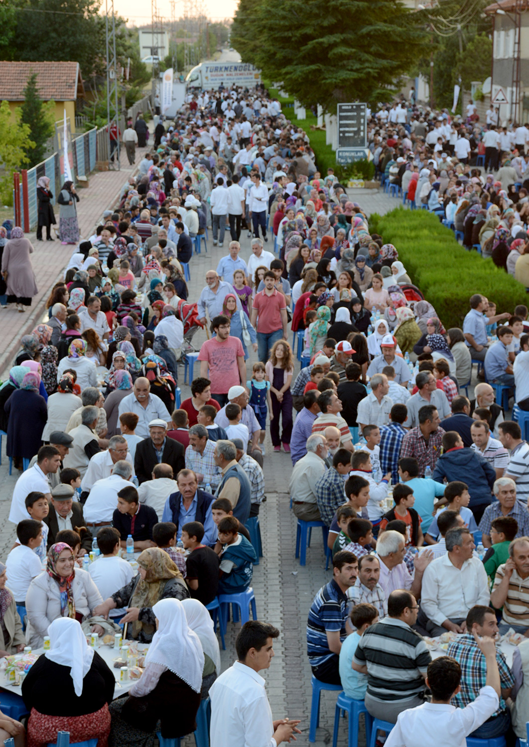 Kadınhanı ve Sarayönü'nde Binlerce Kişi İftarda Buluştu