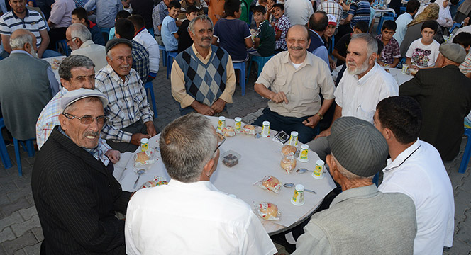Kadınhanı ve Sarayönü'nde Binlerce Kişi İftarda Buluştu