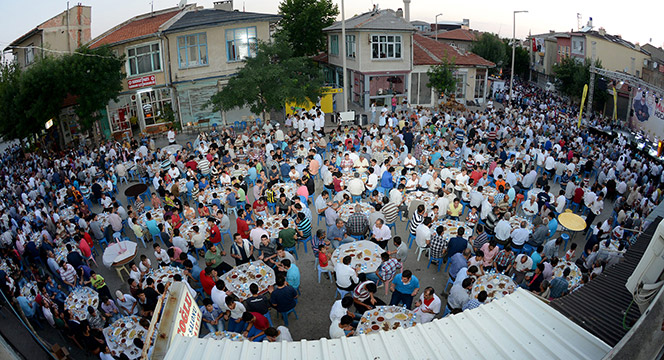 Kadınhanı ve Sarayönü'nde Binlerce Kişi İftarda Buluştu