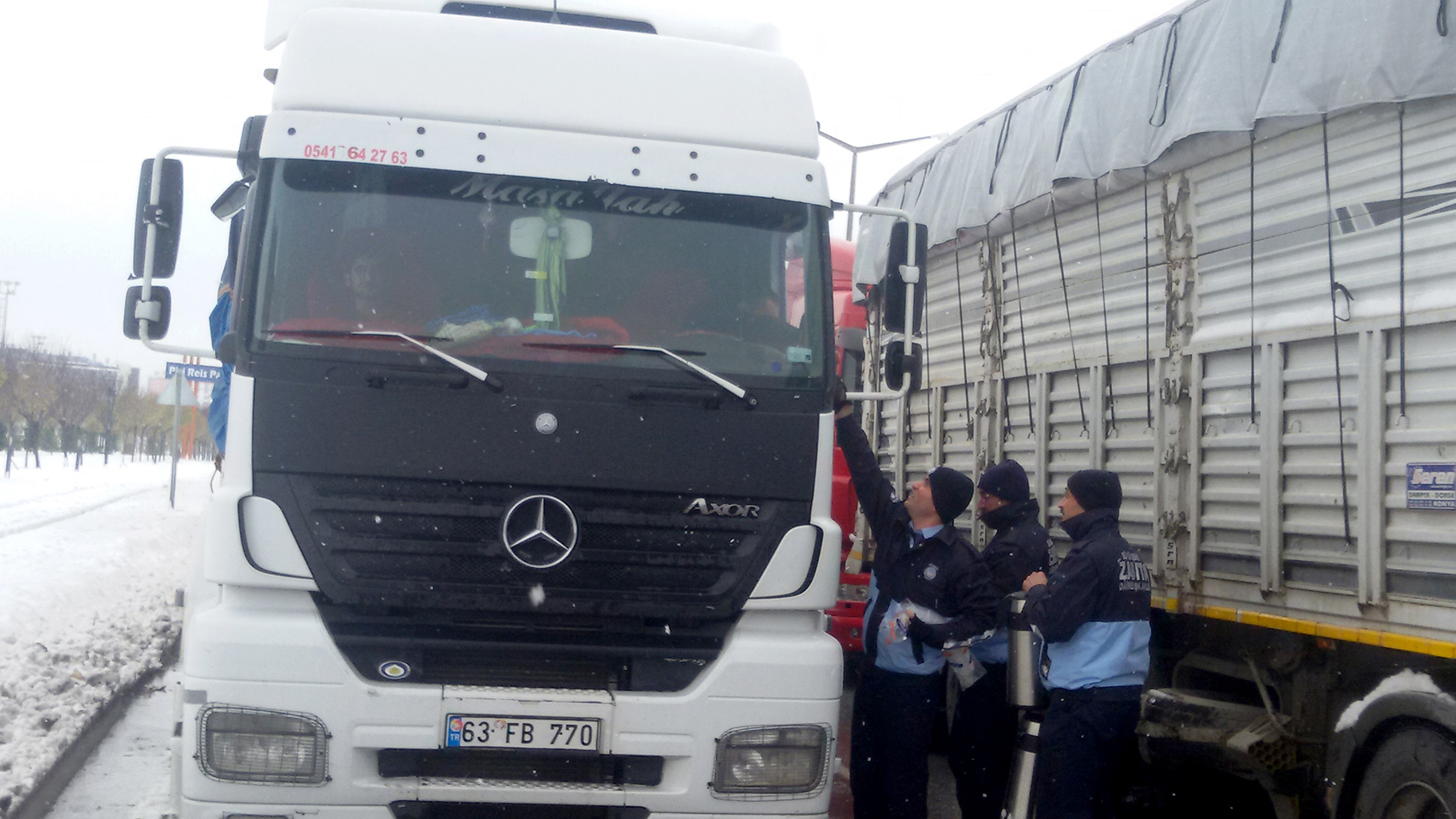 Büyükşehir Zabıta Yolda Kalan Sürücülere Kumanya İkram Etti