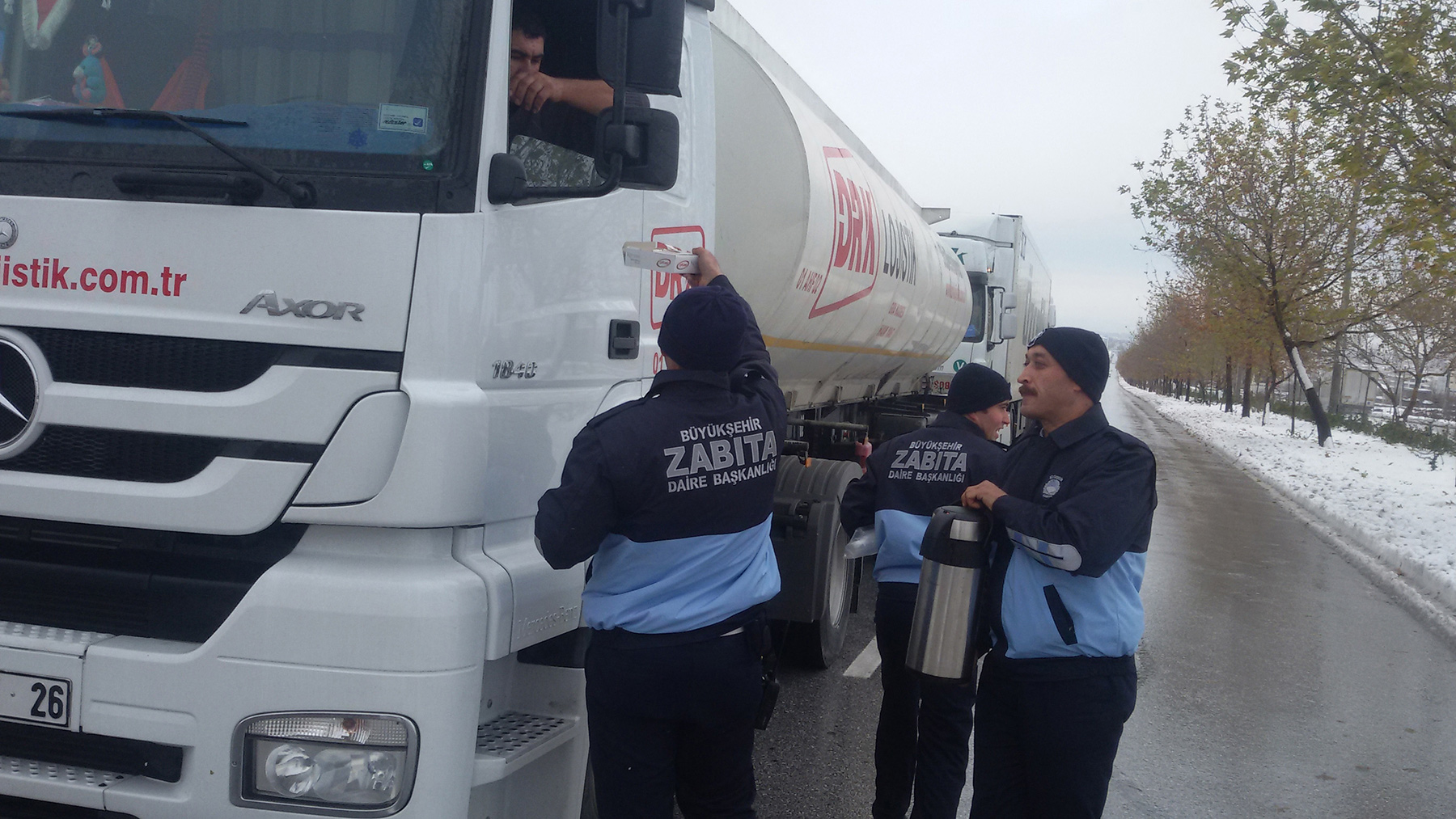 Büyükşehir Zabıta Yolda Kalan Sürücülere Kumanya İkram Etti