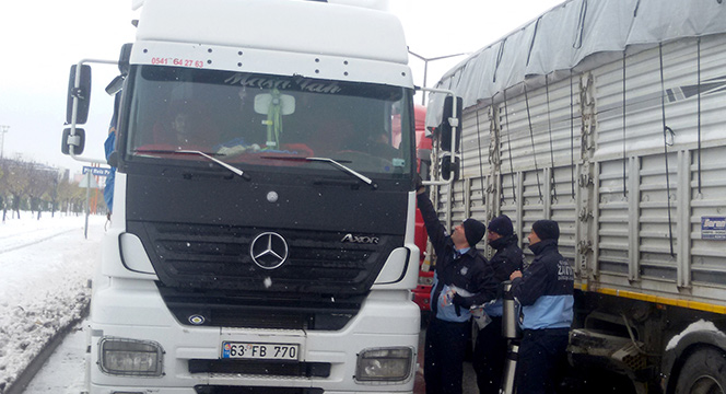 Büyükşehir Zabıta Yolda Kalan Sürücülere Kumanya İkram Etti
