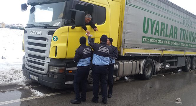 Büyükşehir Zabıta Yolda Kalan Sürücülere Kumanya İkram Etti
