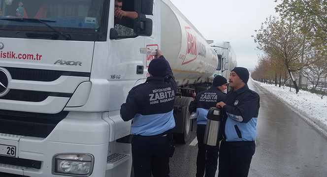 Büyükşehir Zabıta Yolda Kalan Sürücülere Kumanya İkram Etti