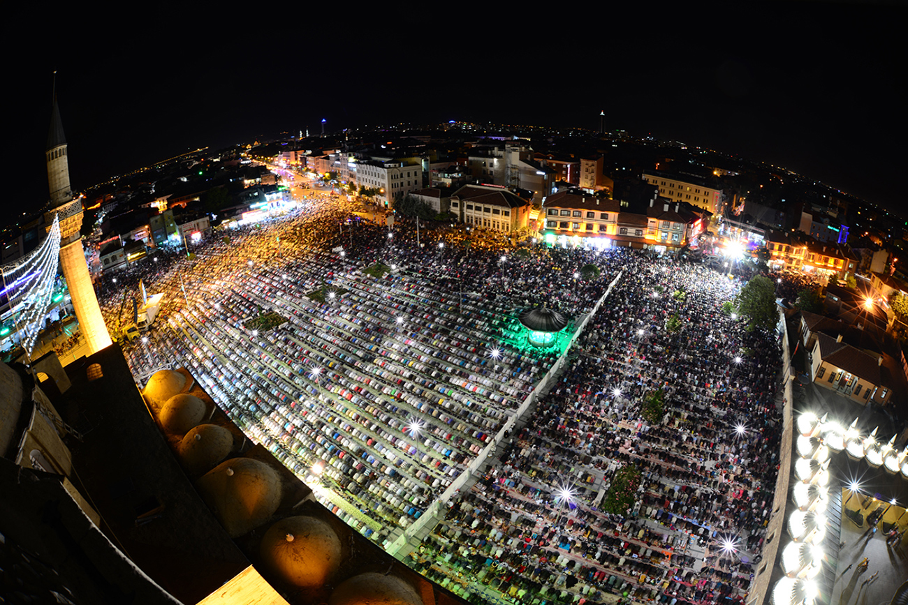 Mevlana Meydanı'nda Muhteşem Kadir Gecesi Coşkusu