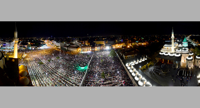 Mevlana Meydanı'nda Muhteşem Kadir Gecesi Coşkusu