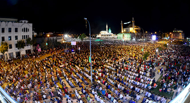 Mevlana Meydanı'nda Muhteşem Kadir Gecesi Coşkusu