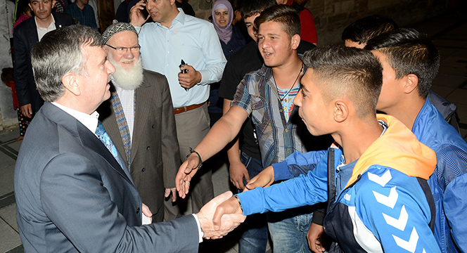 Başkan Akyürek Berat Kandili'nde Mevlana Meydanı'nda