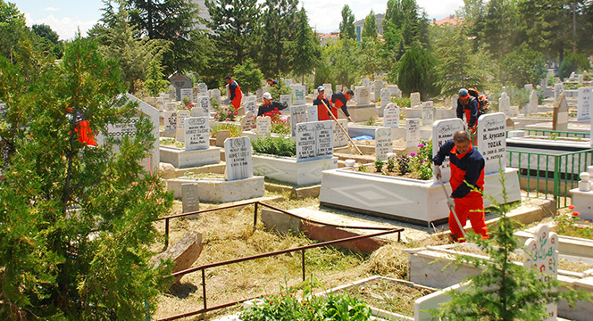 Konya'nın 31 İlçesinde Bakımsız Mezarlık Kalmadı