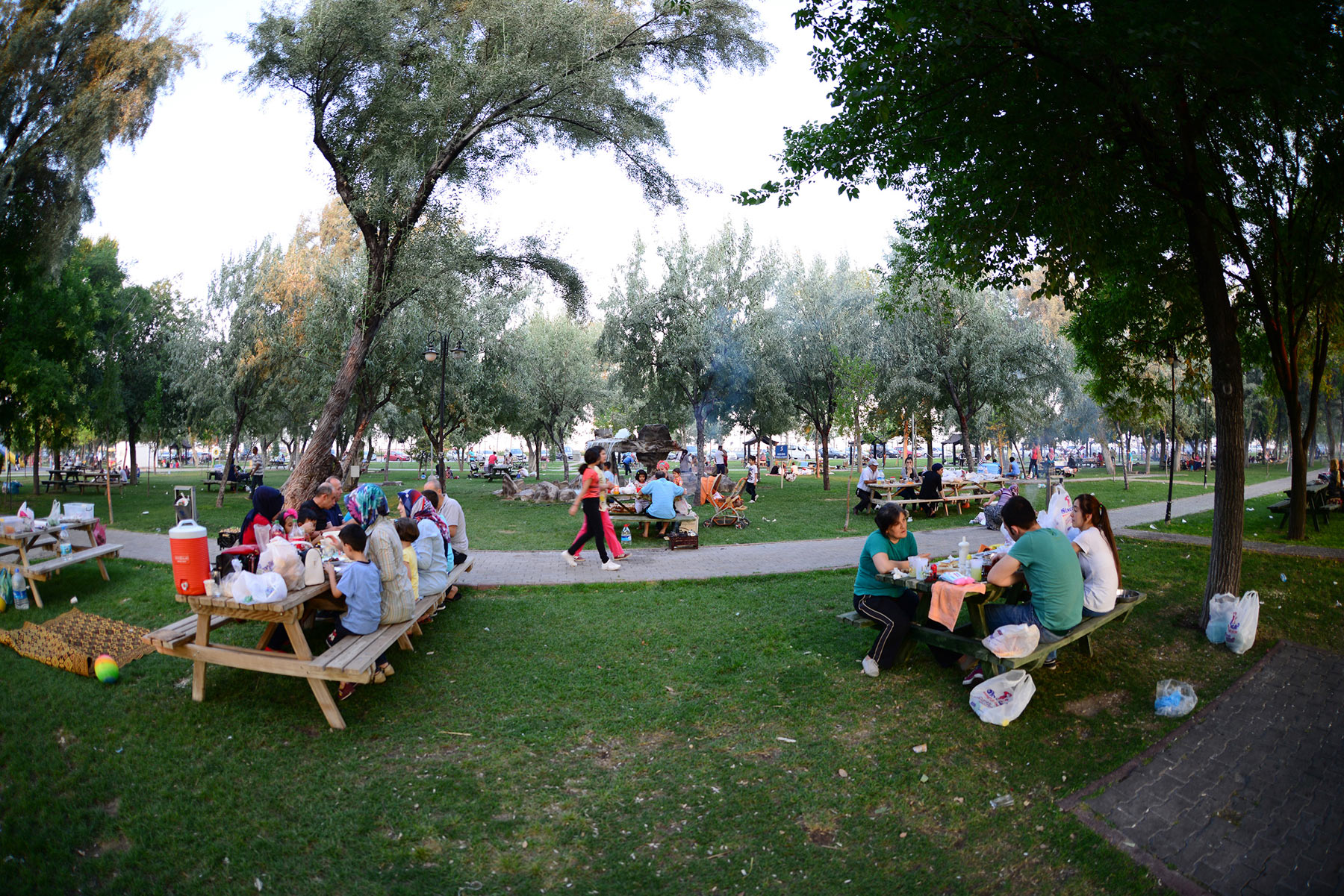 Vatandaşlar Sıcaklarda Parklara Akın Ediyor
