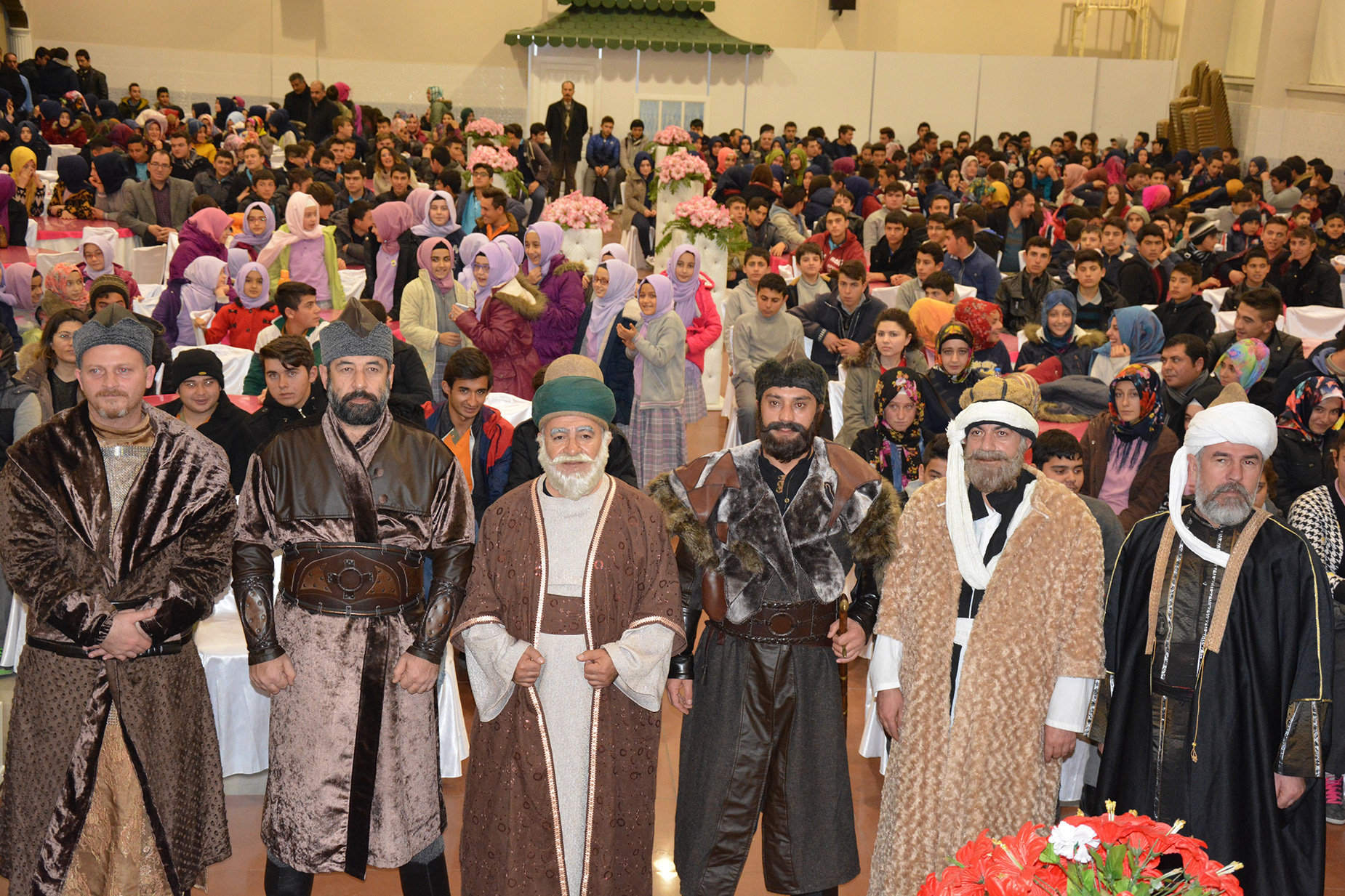 'Ertuğrul Osman Mevlana' Tiyatrosu İlçelerde 