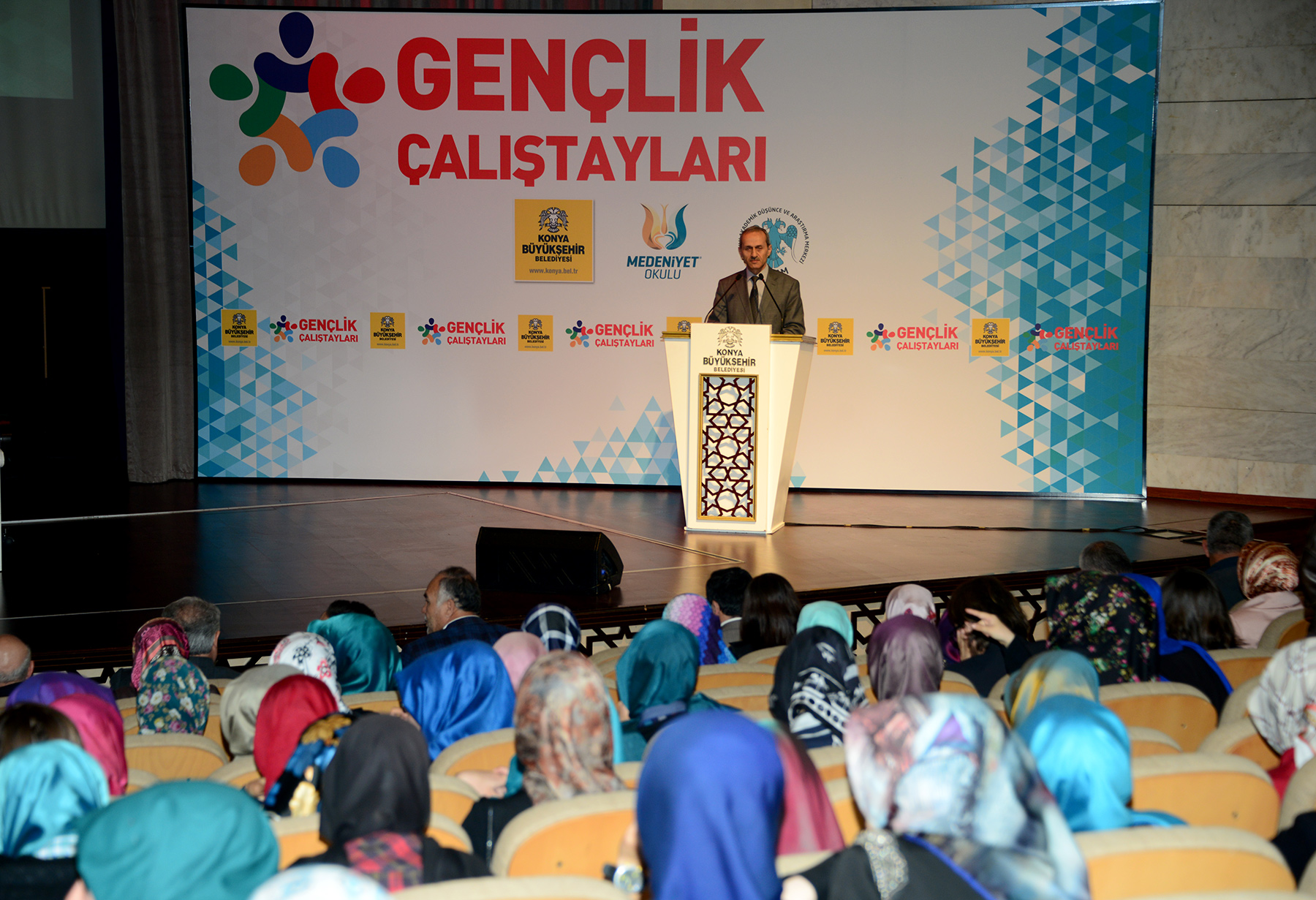 Gençlik Çalıştayında 'Gençlik ve Toplumsal Değişim' Konuşuluyor