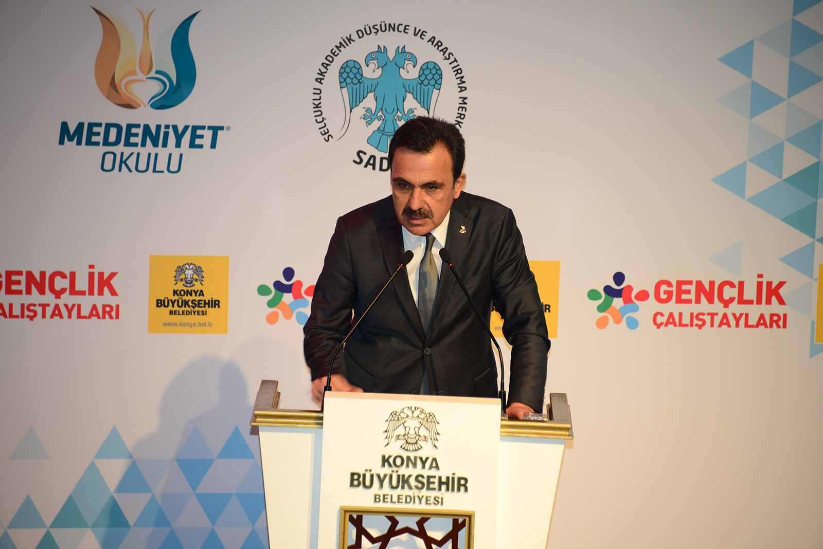 Gençlik Çalıştayında 'Gençlik ve Toplumsal Değişim' Konuşuluyor
