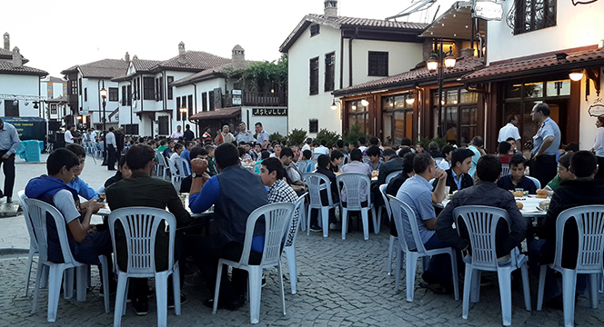 Başkan Akyürek İlk İftarını Öğrencilerle Açtı